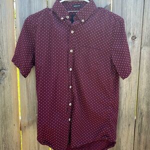 Men’s American Eagle Button Down Short Sleeve Size XS Maroon w/ white polka dots